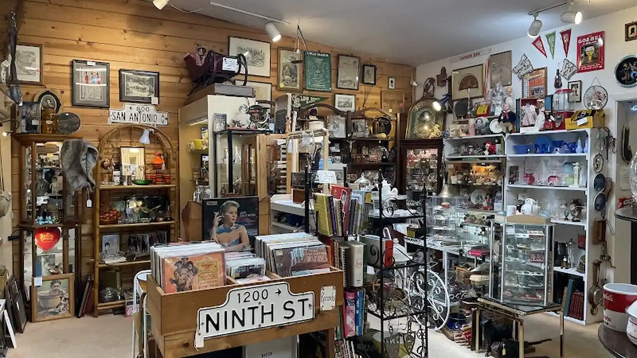 Consignment store in Placerville, California: Placerville Antiques & Collectibles