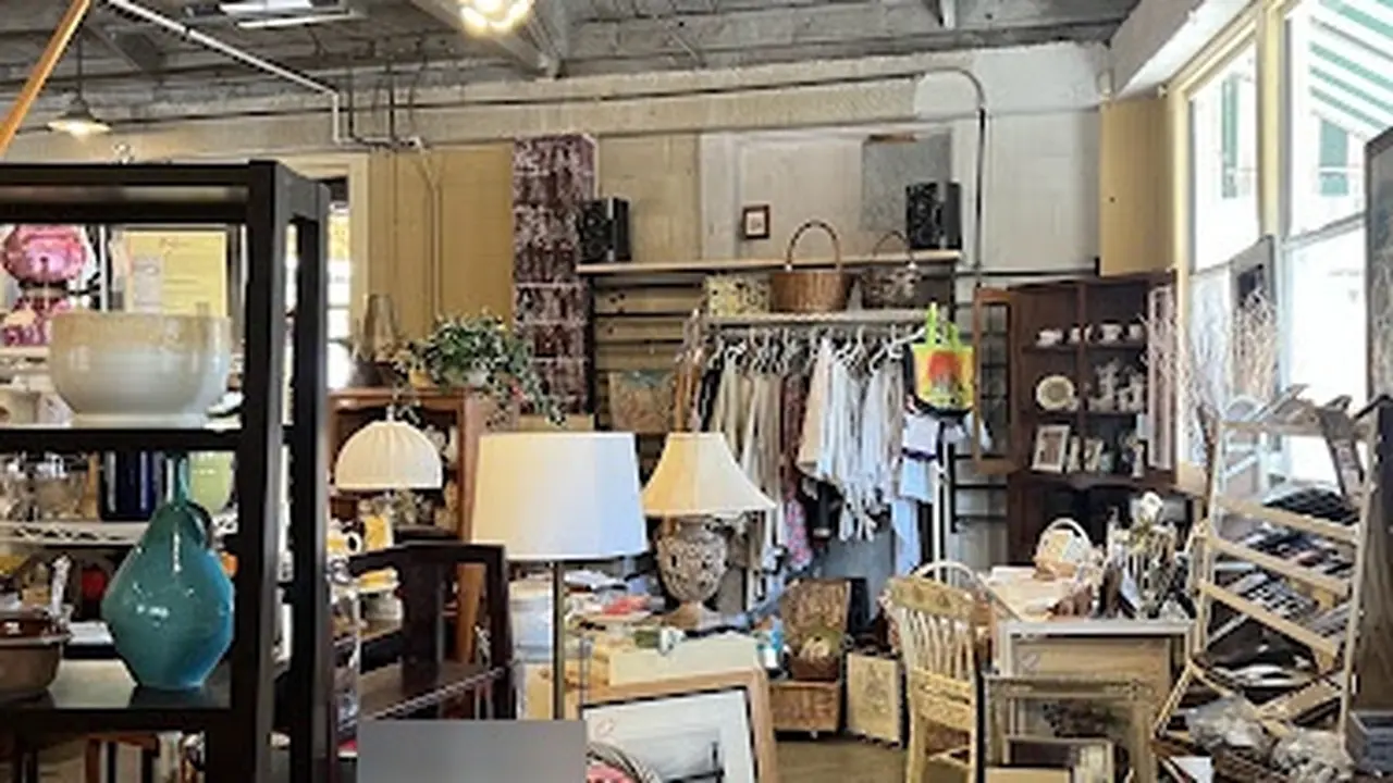 Consignment store in Sonoma, California: Plain Jane's
