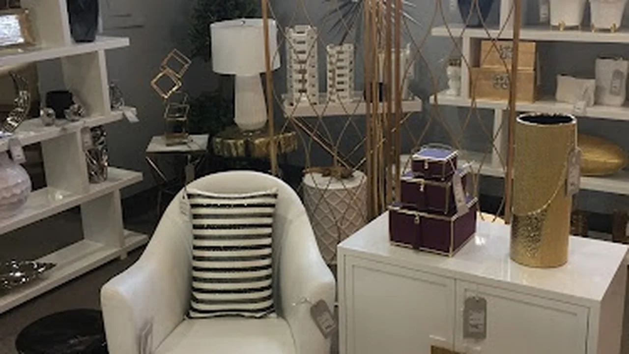 Consignment store in Naples, Florida: Posh Plum Furniture Consignment