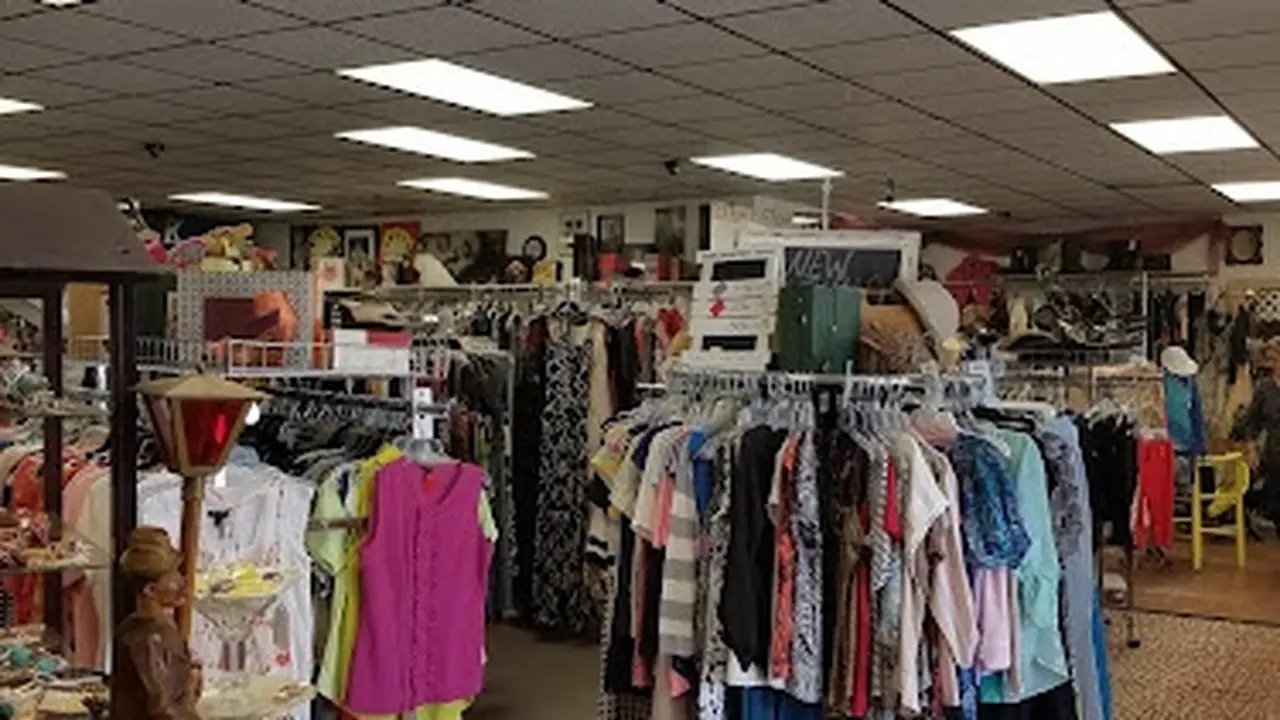 Consignment store in Pace, Florida: Prissy Peacock Consignment
