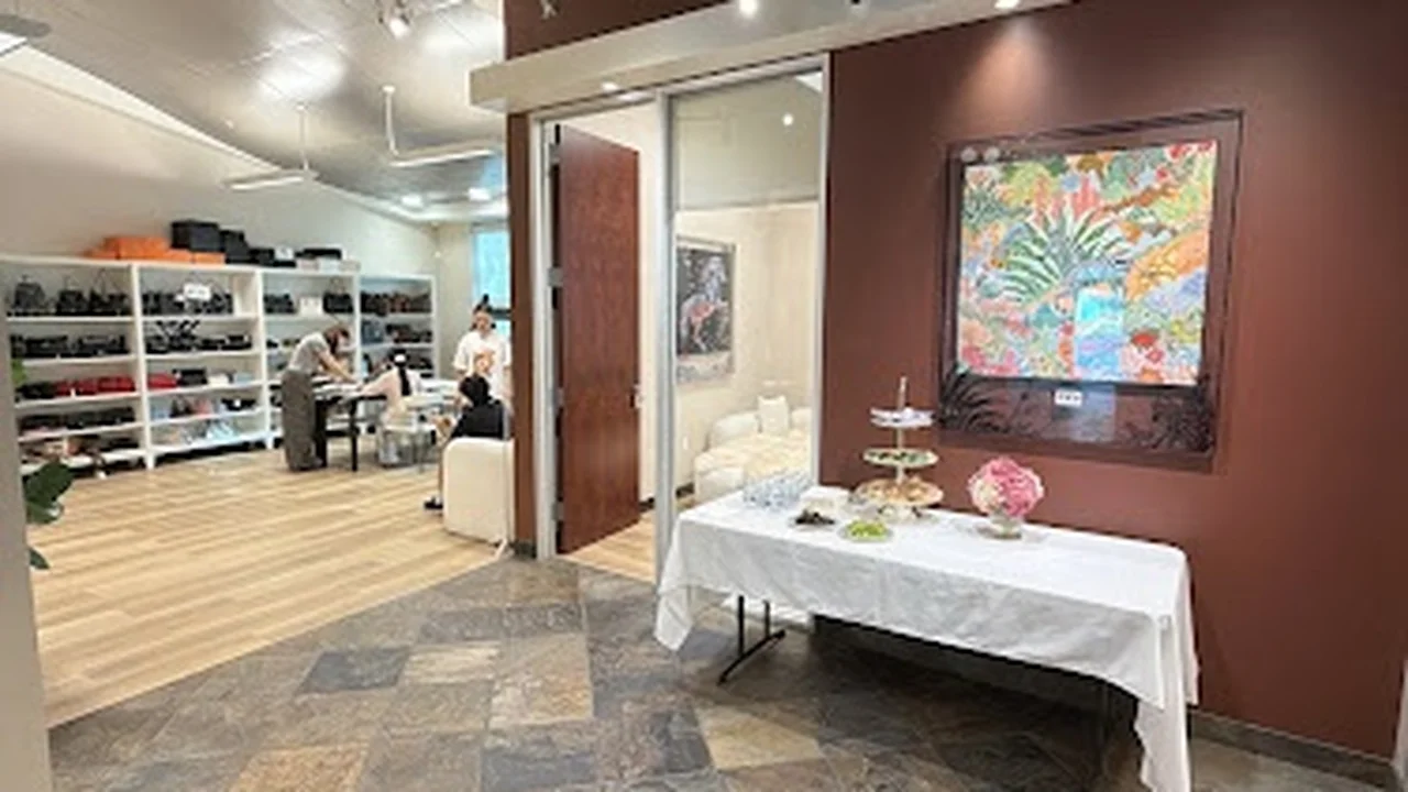 Consignment store in Irvine, California: Queen Ma Luxury Studio 奢侈品回收|寄卖|鉴定|护理|修复|现货内胆包直销|WeChat: QueenMa01