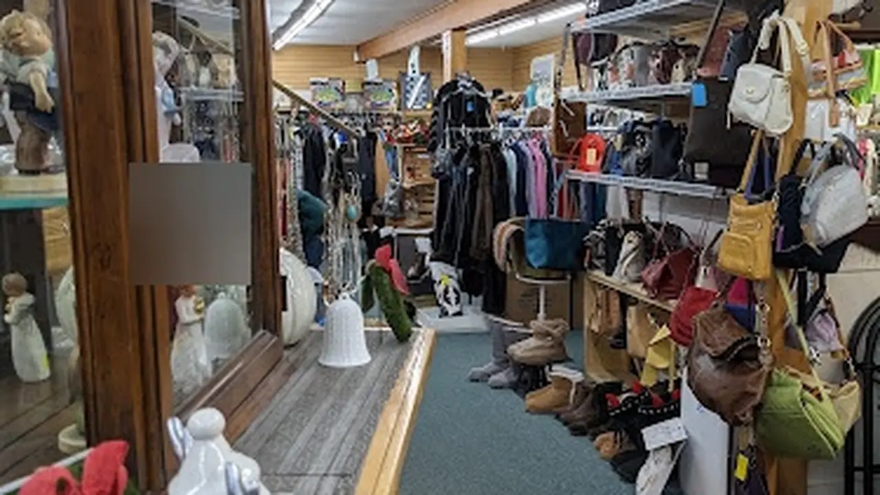 Consignment store in Yorkville, New York: Queen's Closet & Attic Addicts