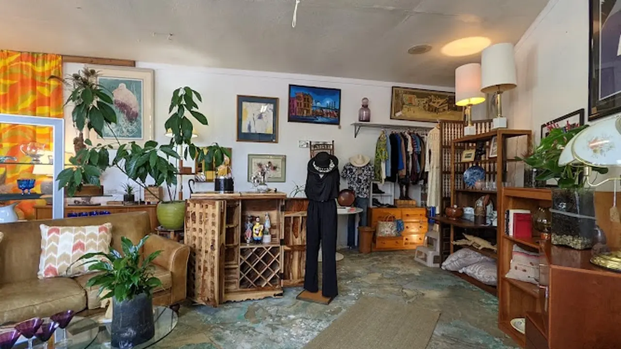 Consignment store in Santa Rosa, California: R &J Estate Sales Consignment Store