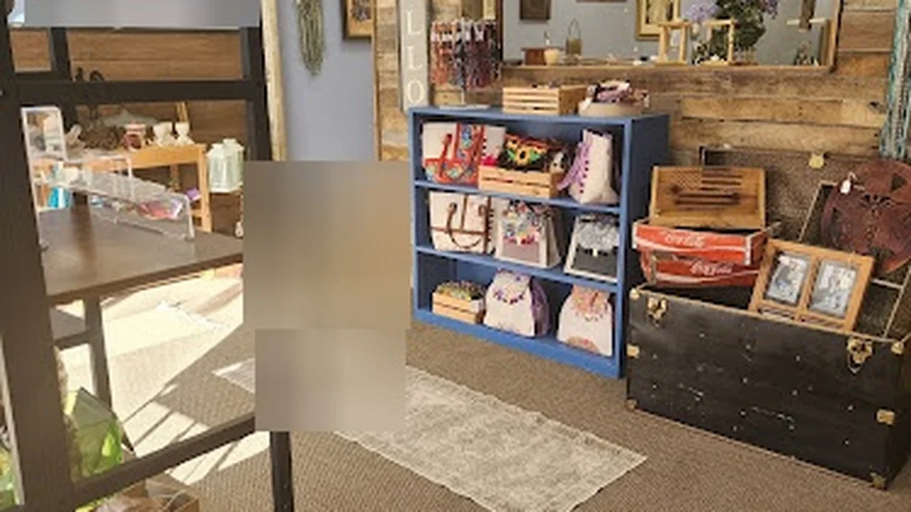 Consignment store in Waseca, Minnesota: Raeofcolour