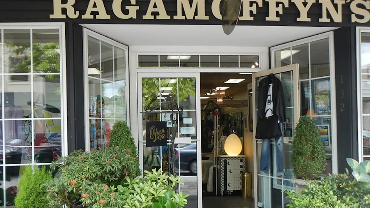 Consignment store in Kirkland, Washington: Ragamoffyn's Womens Consignment Store
