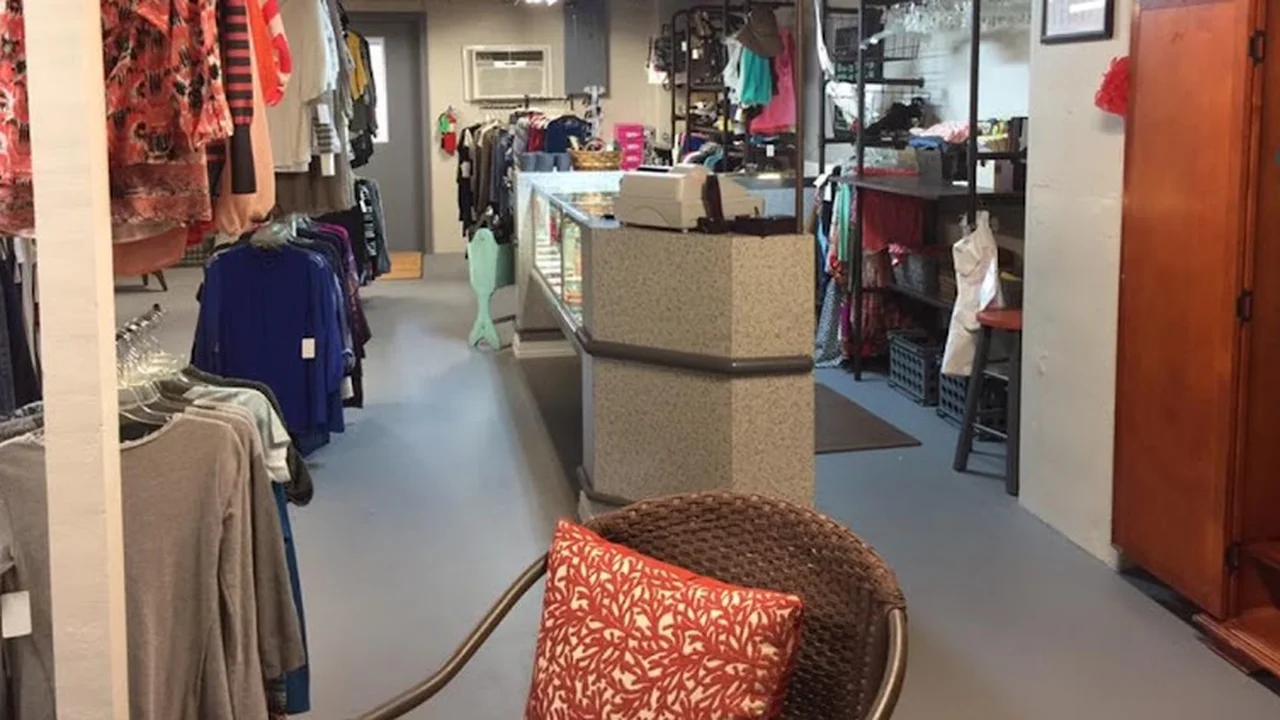 Consignment store in Mammoth Spring, Arkansas: Ragan's Once & Again Fashions