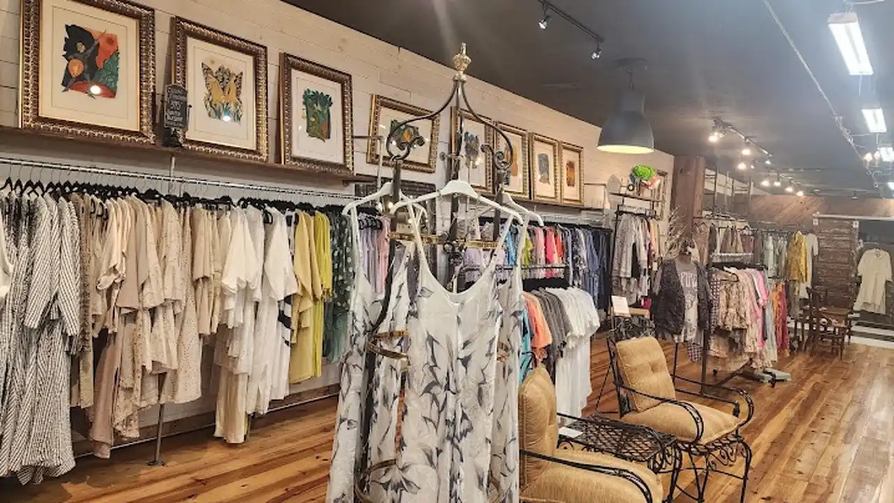 Consignment store in Holly, Michigan: Raggs-N-Relics