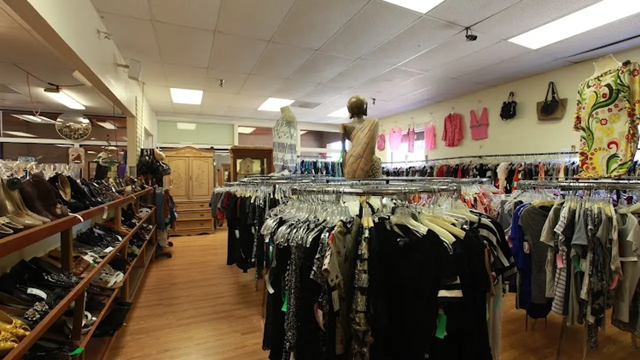 Consignment store in Kihei, Hawaii: Rainbow Attic