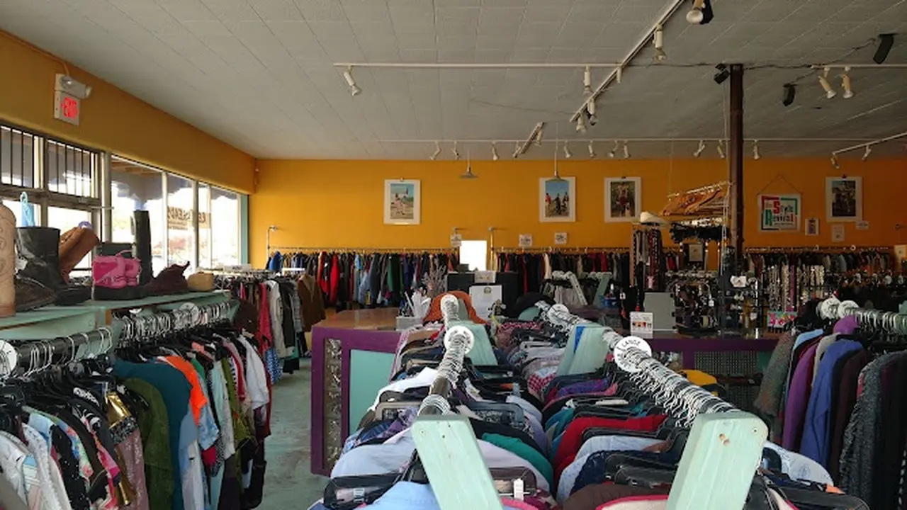 Consignment store in Taos, New Mexico: Re-Threads