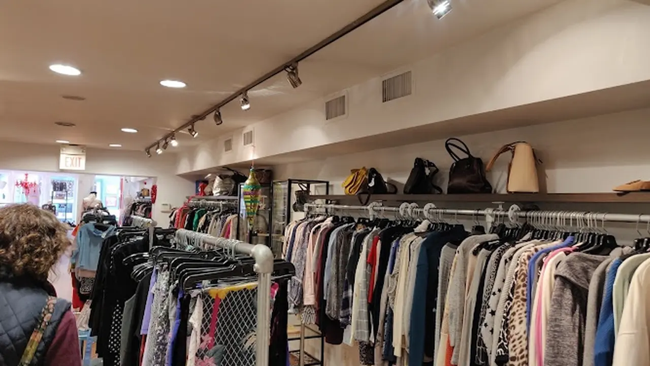 Consignment store in Washington, DC: Reddz Trading