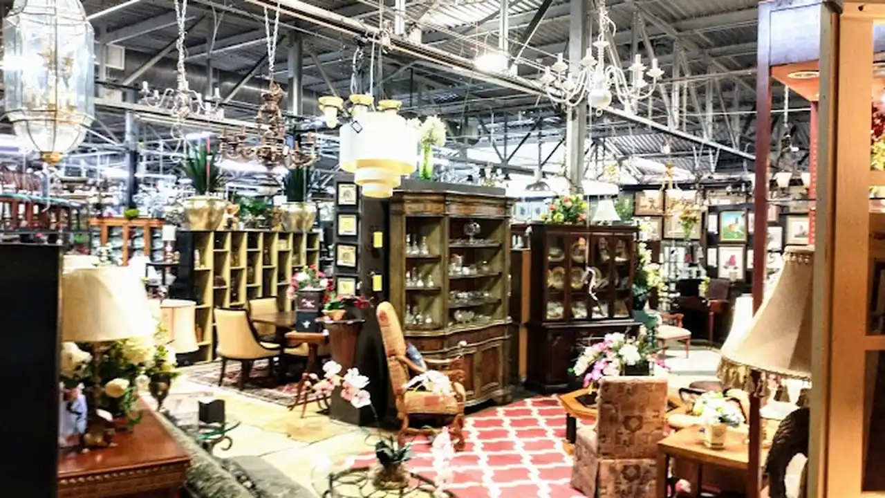 Consignment store in Louisville, Kentucky: Redefine Design on the Avenue