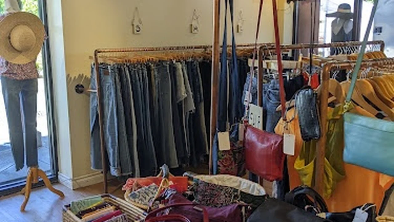 Consignment store in Oregon City, Oregon: REFINERY