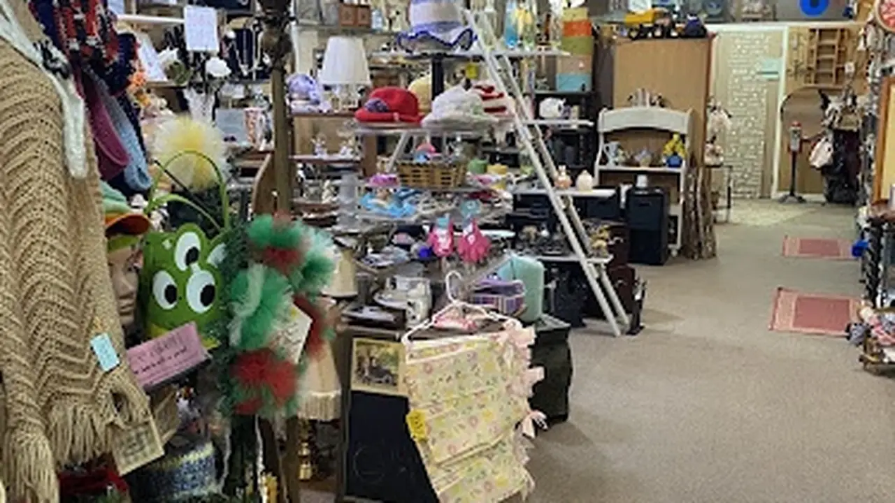 Consignment store in Terre Haute, Indiana: Reminisce Antiques & Variety Store