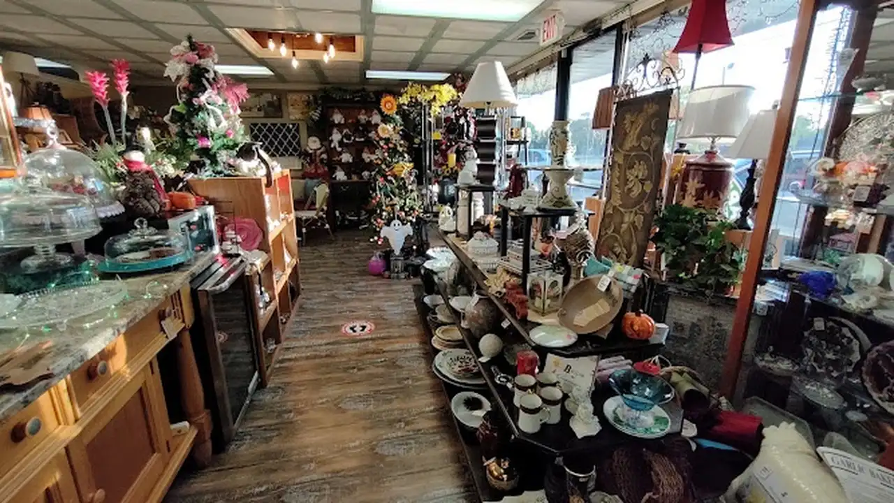 Consignment store in Andover, Kansas: Renew Consign & Pie Cafe