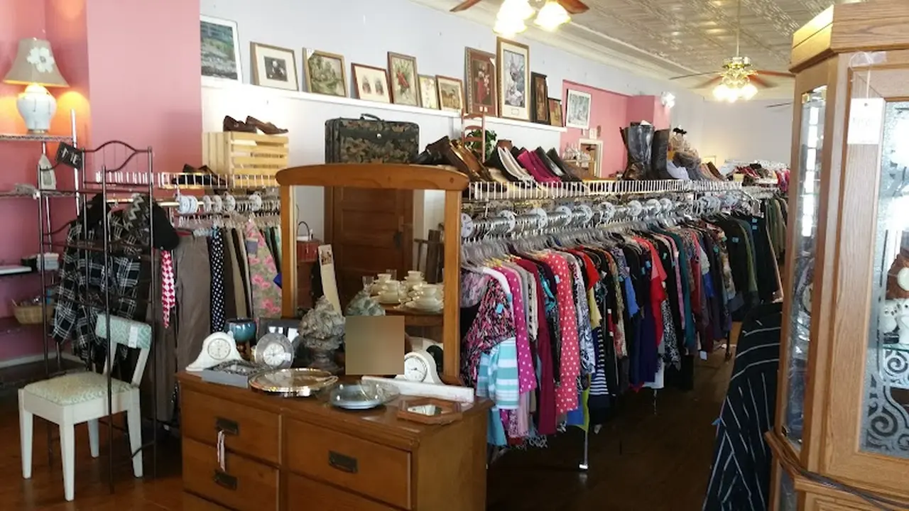 Consignment store in Lincoln, Illinois: ReNew Consignment & Thrift