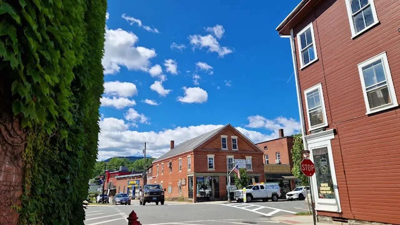 Consignment store in Shelburne Falls, Massachusetts: Rethreads