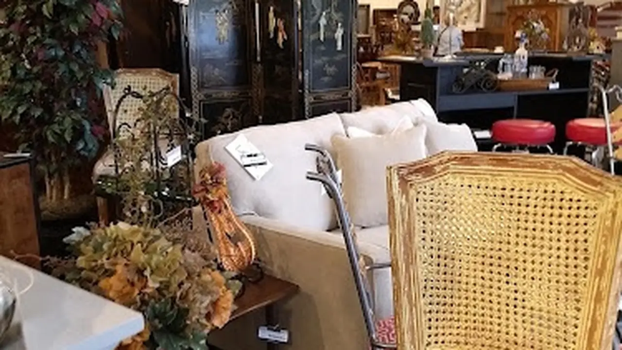Consignment store in Overland Park, Kansas: Revival Home Furnishings