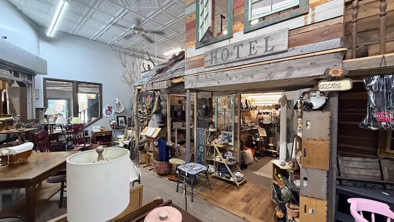 Consignment store in Clinton, Iowa: Riverfront Antiques