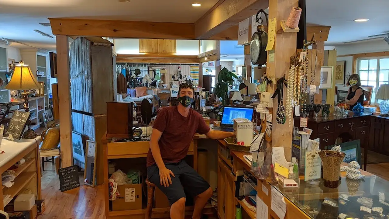 Consignment store in Belfast, Maine: Robin's Nest Consignment