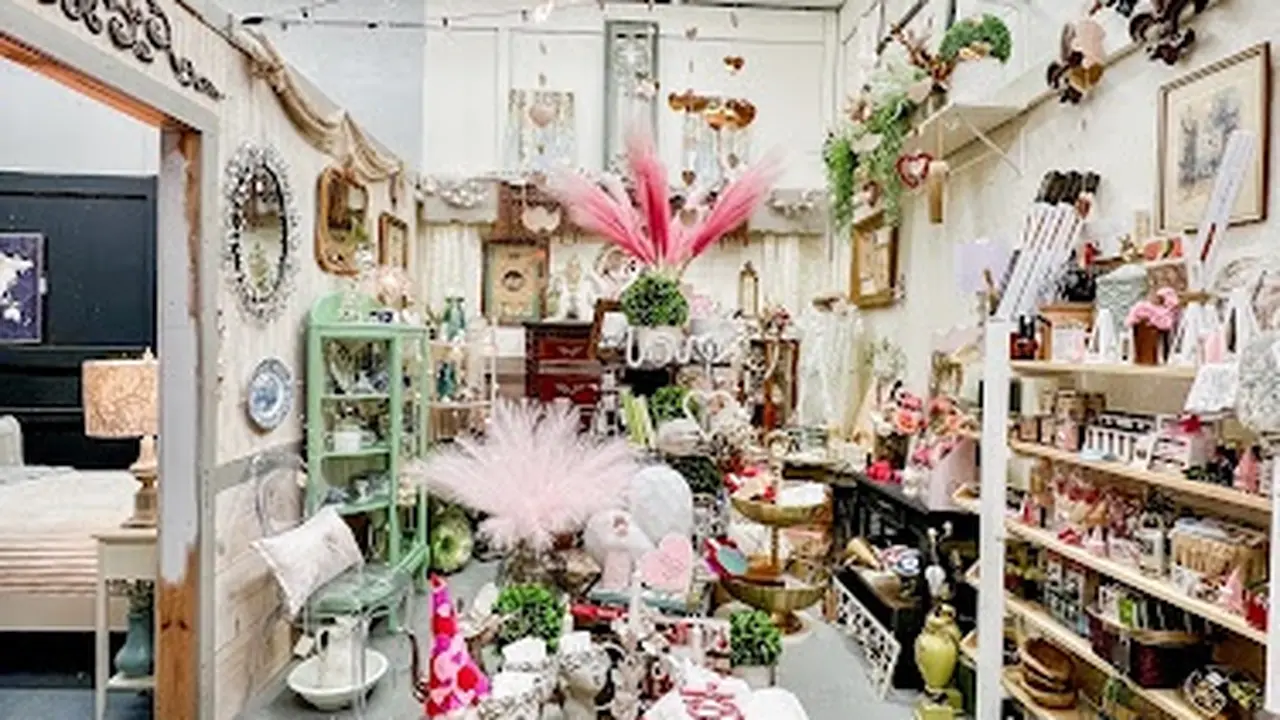 Consignment store in Indianapolis, Indiana: Roots to Wings Barn Market
