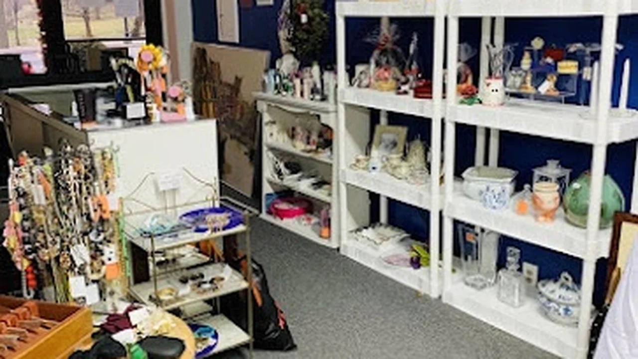 Consignment store in Verona, New Jersey: Rosemarie's Rescue Resale Shop