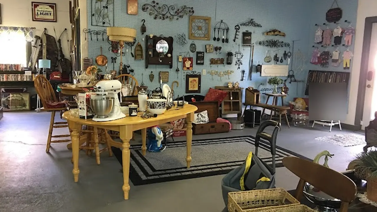 Consignment store in Detroit Lakes, Minnesota: Roxy’s Red Light Consignments