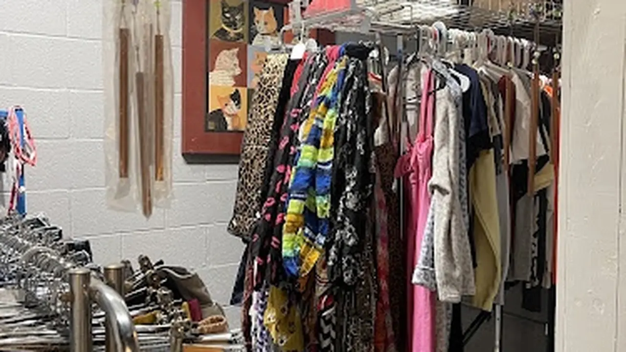 Consignment store in Walnut Springs, Texas: Ruby Jewel's Trinkets & Treasures