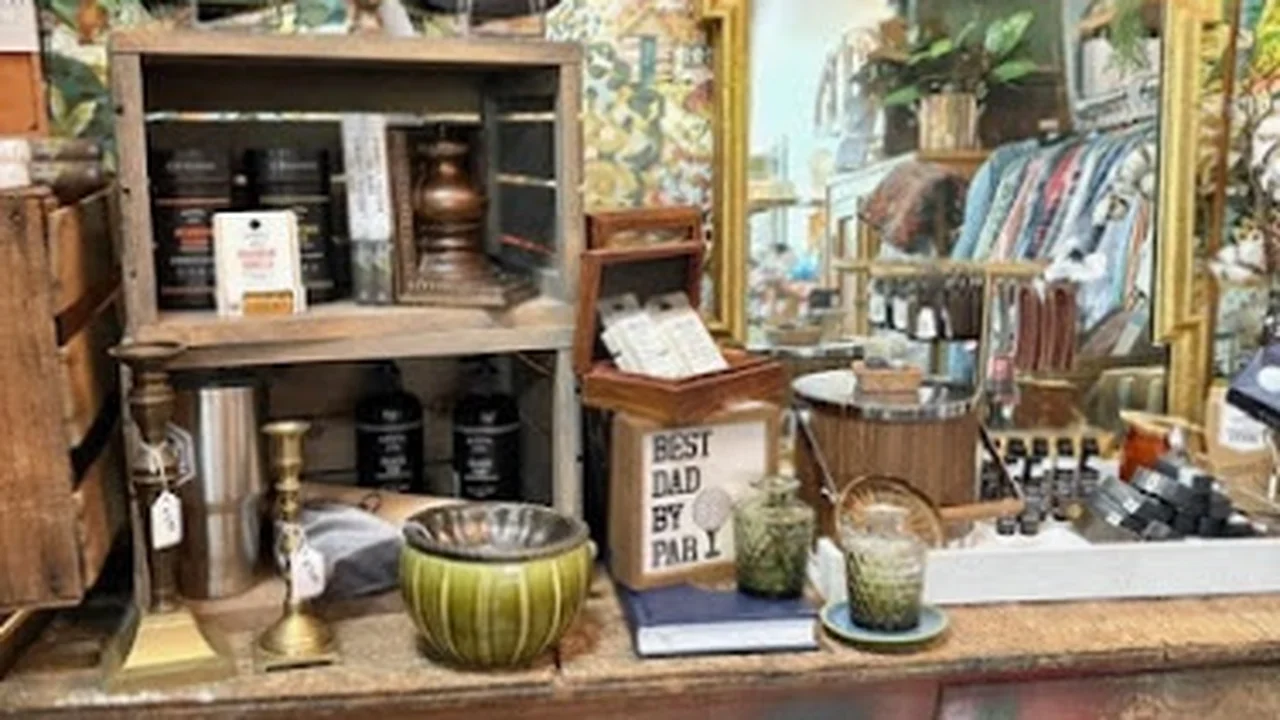 Consignment store in Valdosta, Georgia: Salt & Light Consignments LLC.