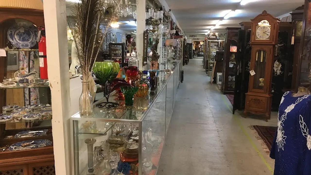 Consignment store in Savannah, Georgia: Sandfly Antiques