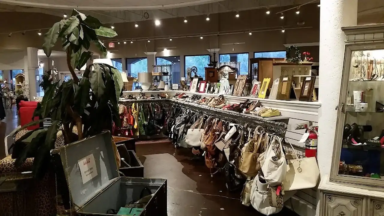Consignment store in Gainesville, Florida: Sandy's Savvy Chic Resale Boutique