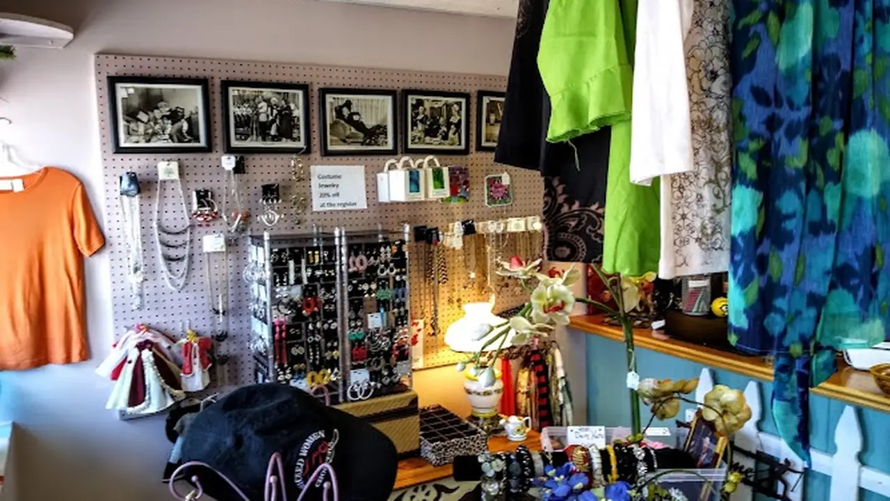 Consignment store in Knoxville, Tennessee: Sans 2 Treasures Mercantile Antiques & Gifts
