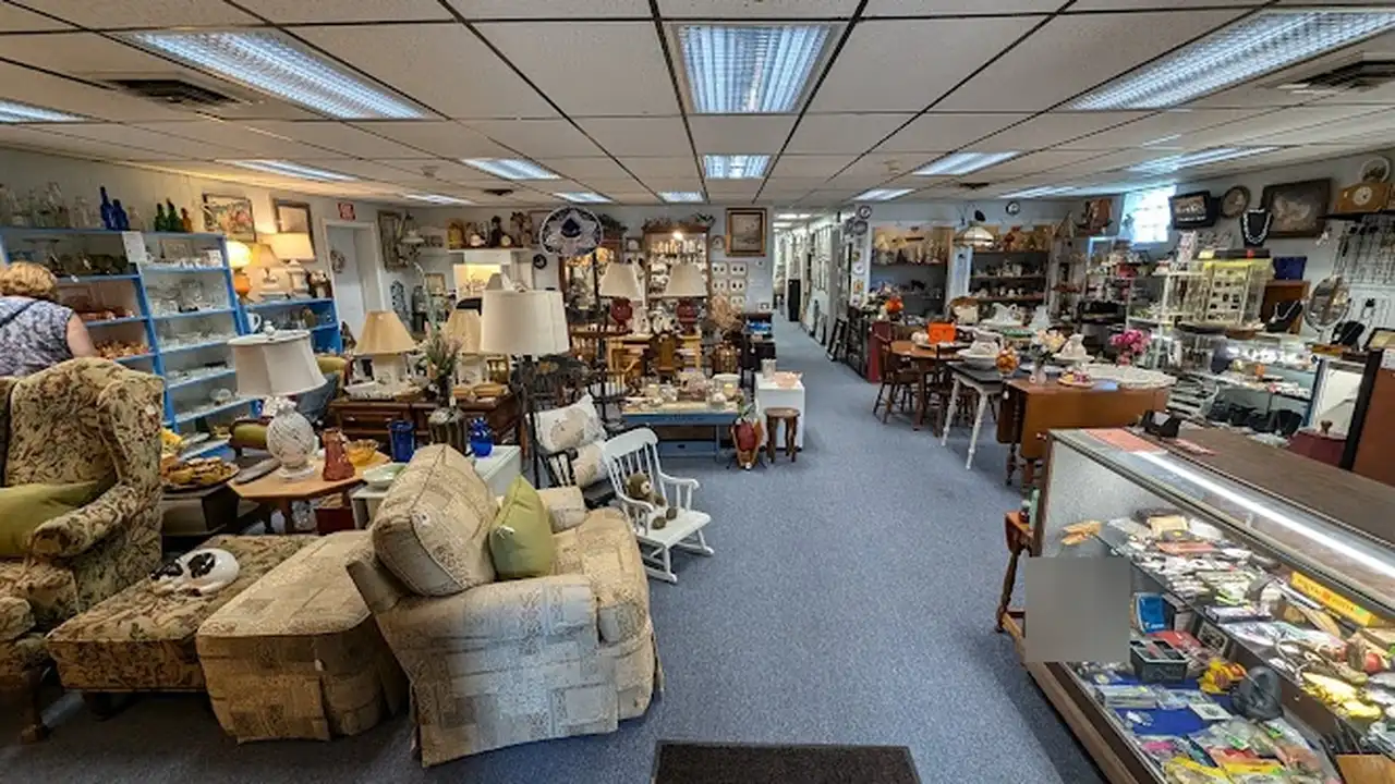Consignment store in Fairhaven, Massachusetts: Save Sum Earn Sum Consignment