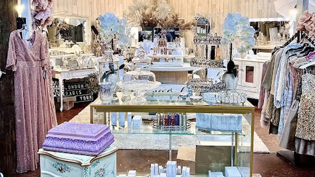 Consignment store in Bakerstown, Pennsylvania: Saving Grace Country Store and Consignment