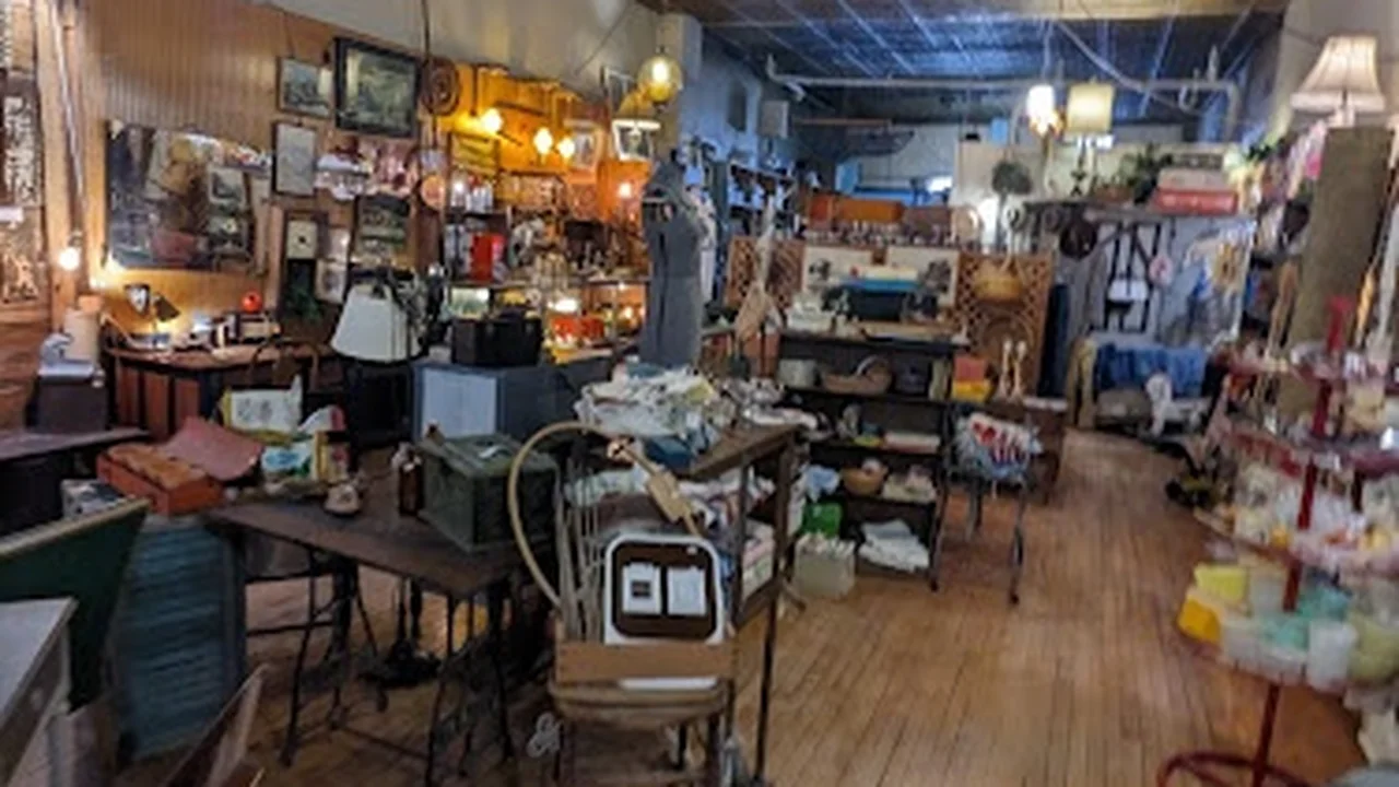 Consignment store in Dyersville, Iowa: Savvy Salvage