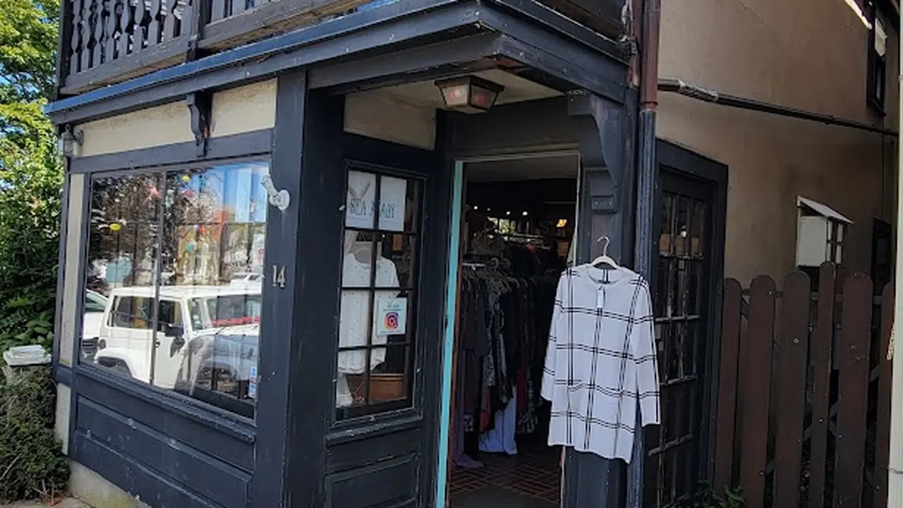 Consignment store in Rockport, Massachusetts: Sea Again
