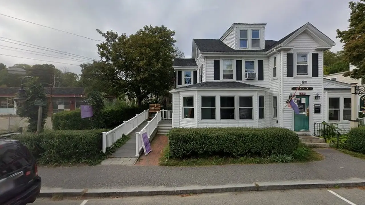Consignment store in Cohasset, Massachusetts: Second 2 None Consignments