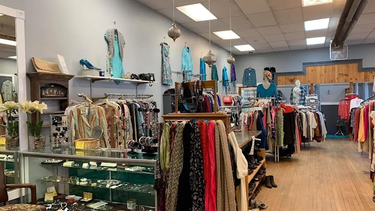 Consignment store in Friday Harbor, Washington: Second Act