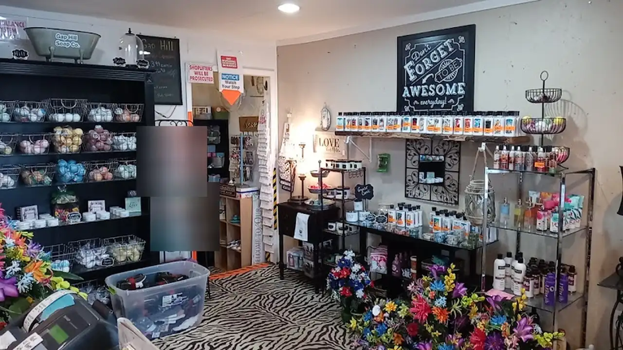 Consignment store in Mammoth Cave, Kentucky: Second Chance Consignment and Variety Store
