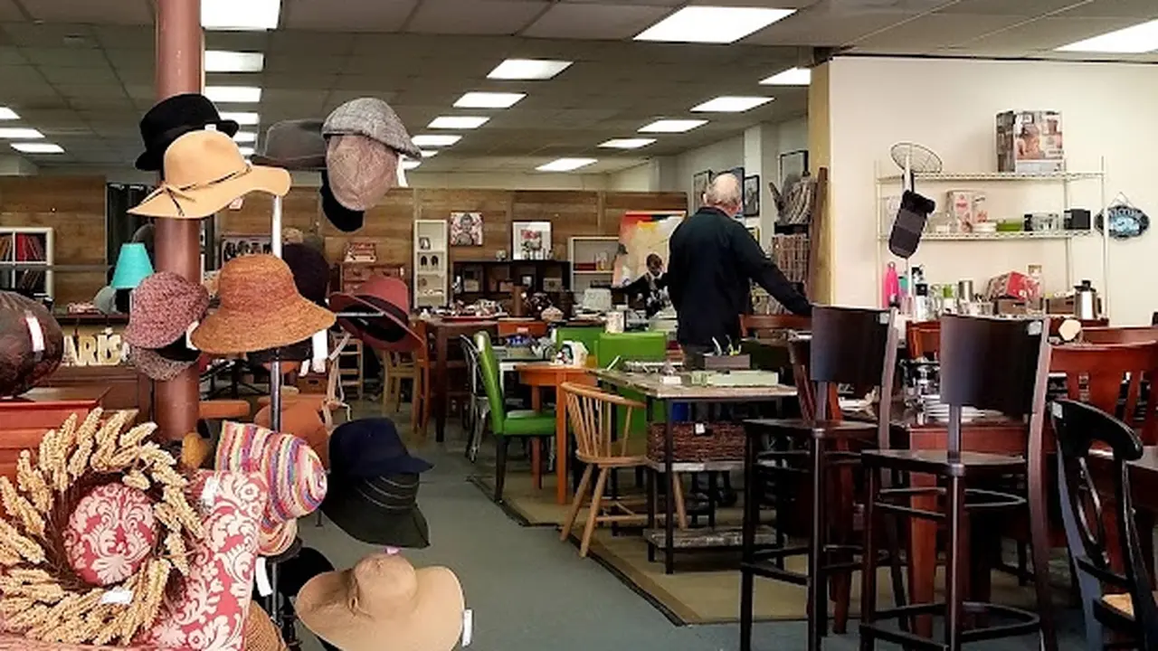 Consignment store in Alameda, California: Second Home