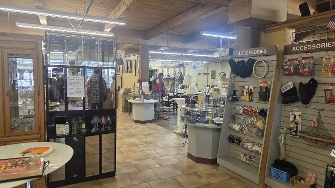Consignment store in Parma Heights, Ohio: Seconds City Consignment Home Furnishings