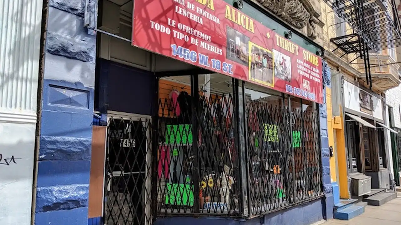 Consignment store in Chicago, Illinois: Segunda Alicia Thrift Store