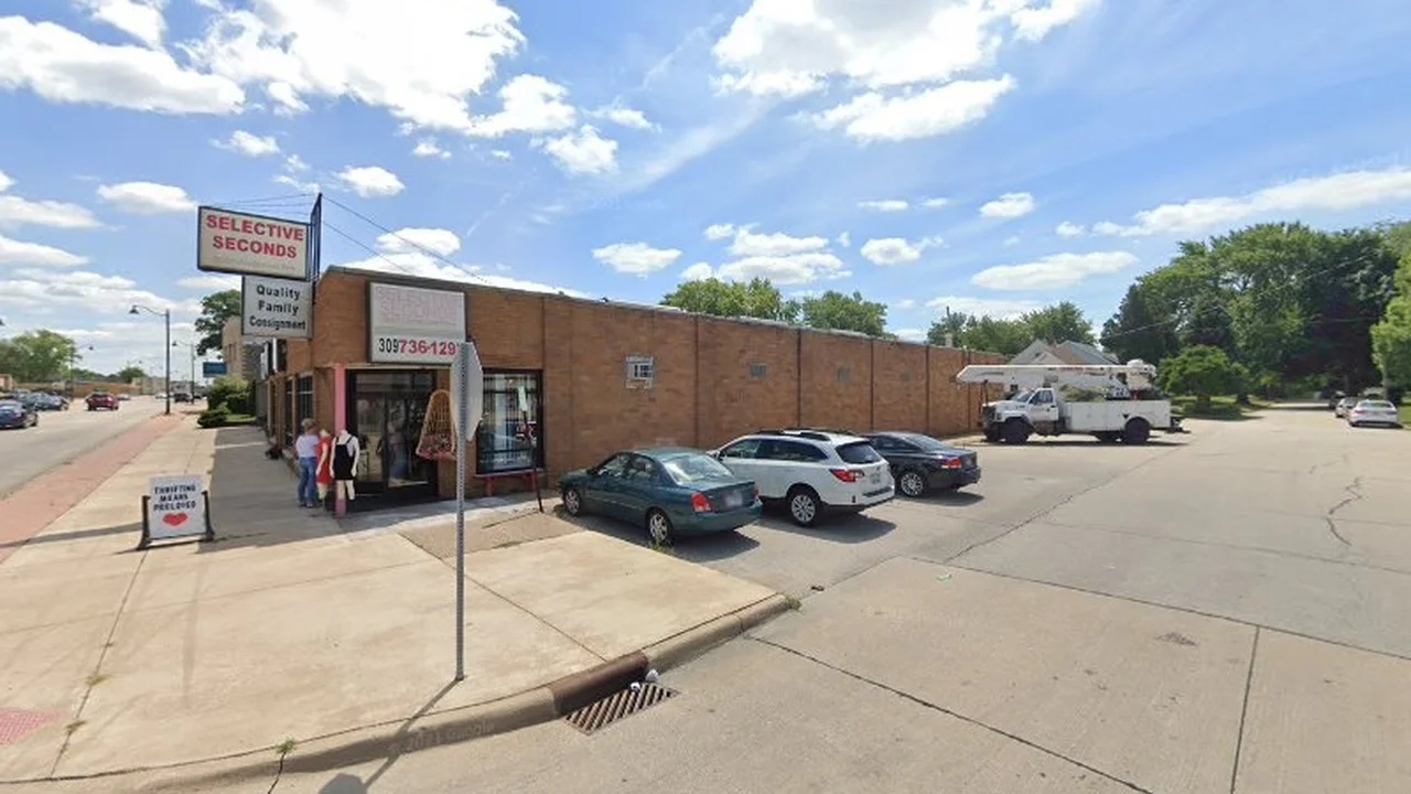 Consignment store in Moline, Illinois: Selective Seconds