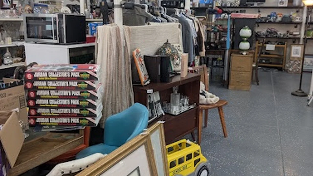 Consignment store in Shabbona, Illinois: Shabbona Treasures