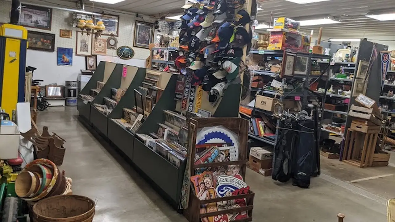 Consignment store in Dubuque, Iowa: Shaggy's Indoor Flea Market