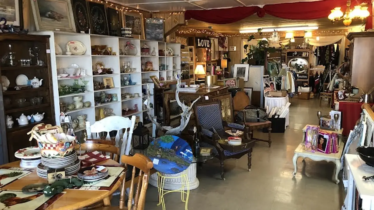 Consignment store in Ridgecrest, California: Shop Avenue