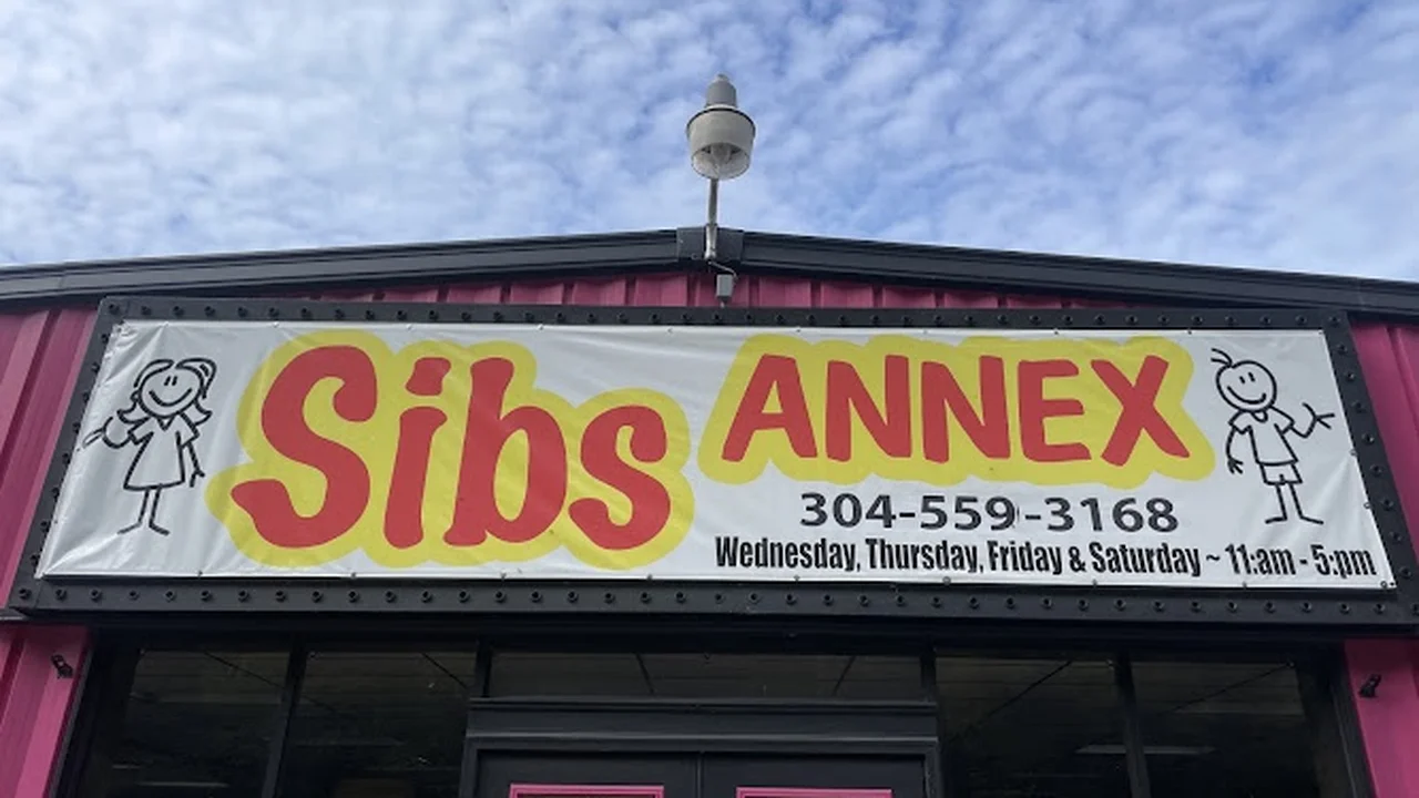 Consignment store in Wheeling, West Virginia: Sibs Antiques And Quality Furnishings