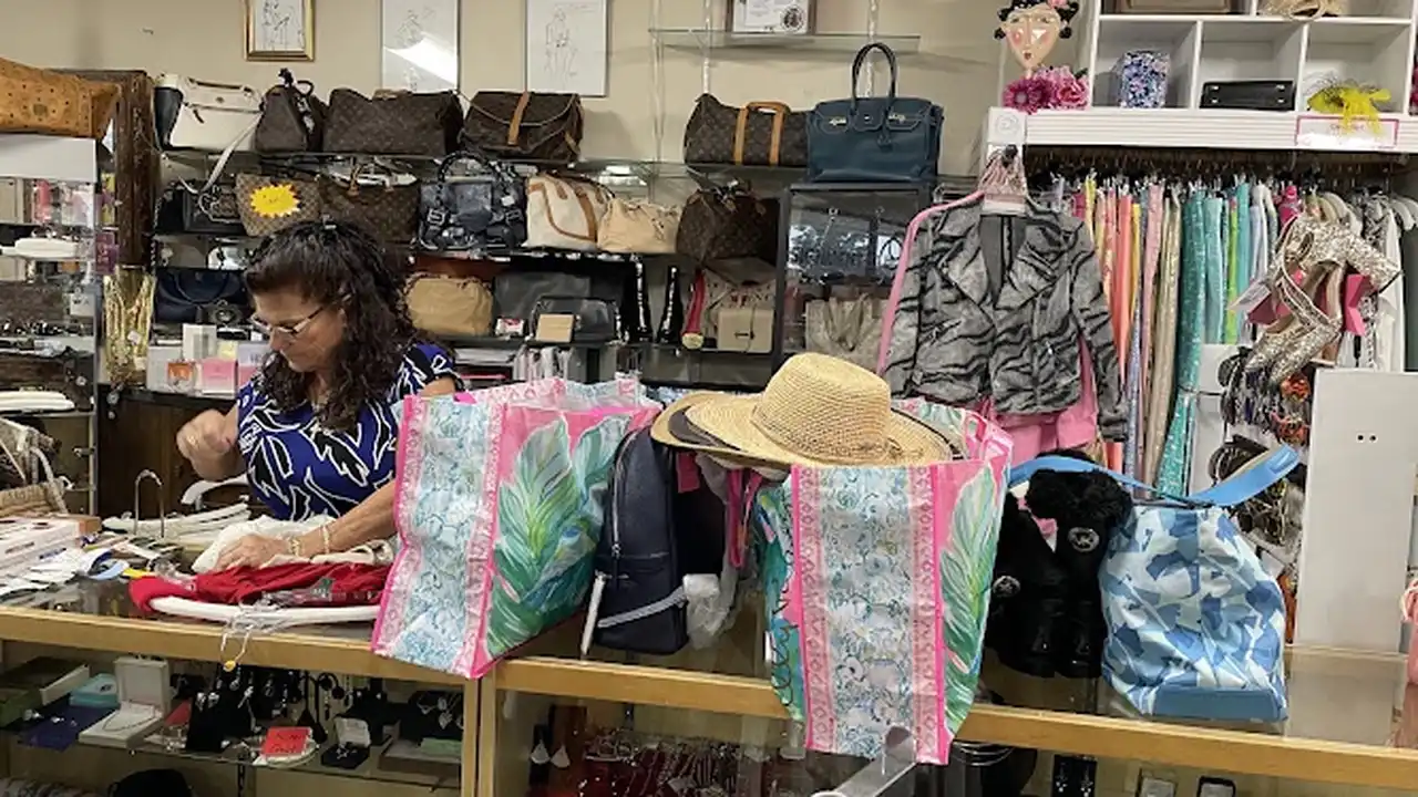 Consignment store in Lantana, Florida: Silhouette's Ladies Consignment Boutique