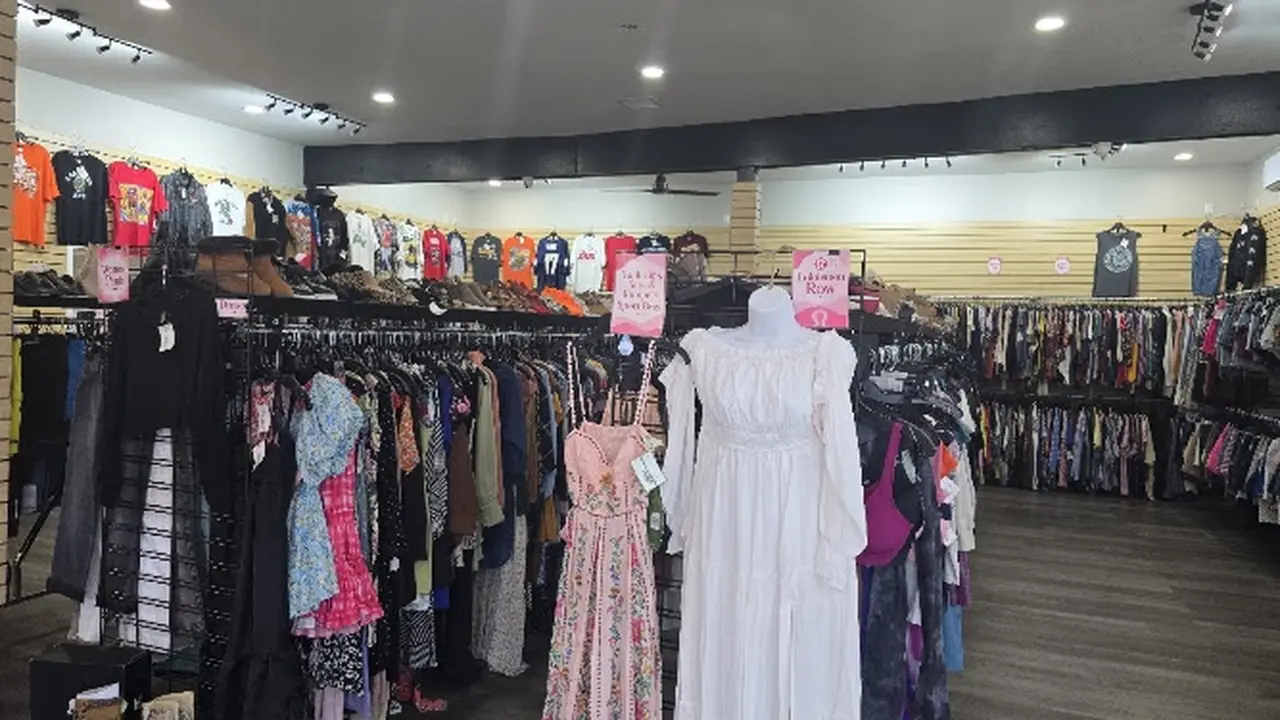 Consignment store in Sand Springs, Oklahoma: Sky’s Happy Hanger
