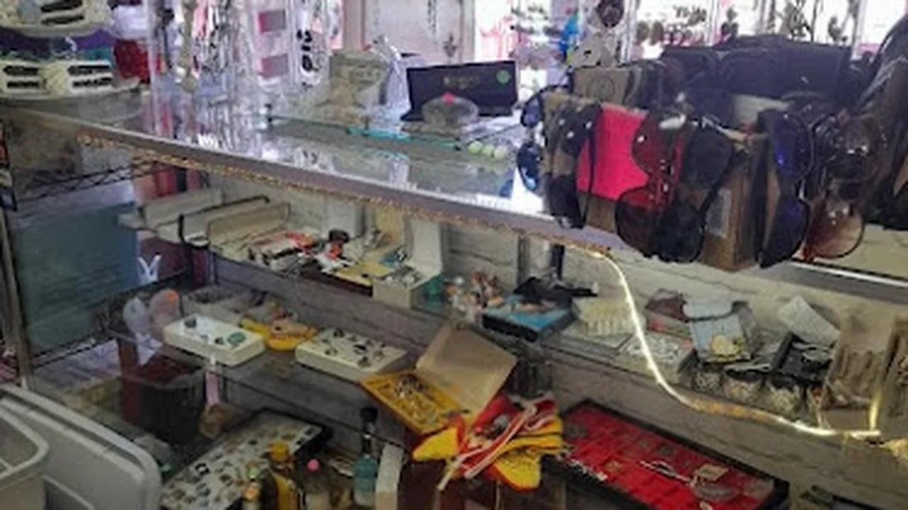 Consignment store in Slidell, Louisiana: Slidell Treasures By Kathryn