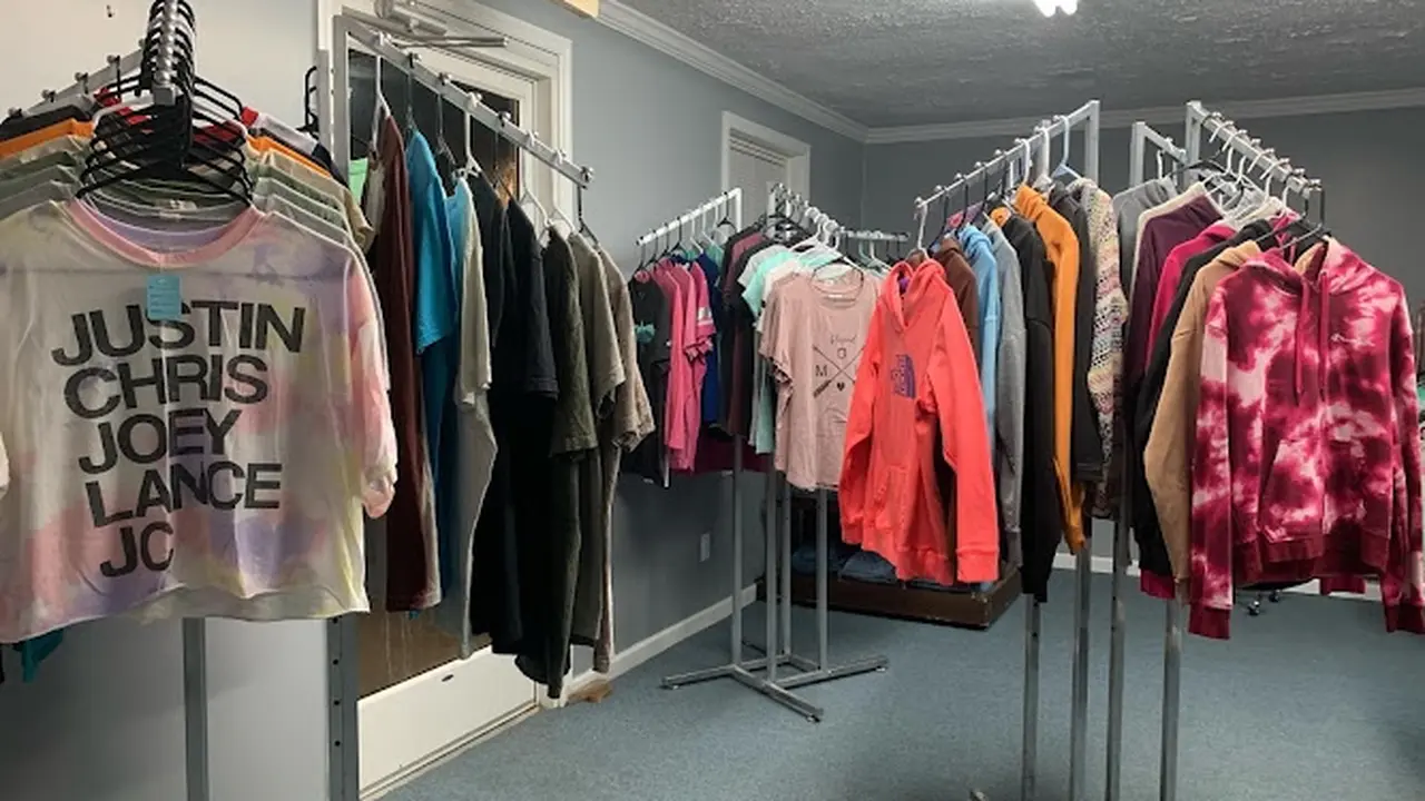 Consignment store in Parsons, Tennessee: Small town thread